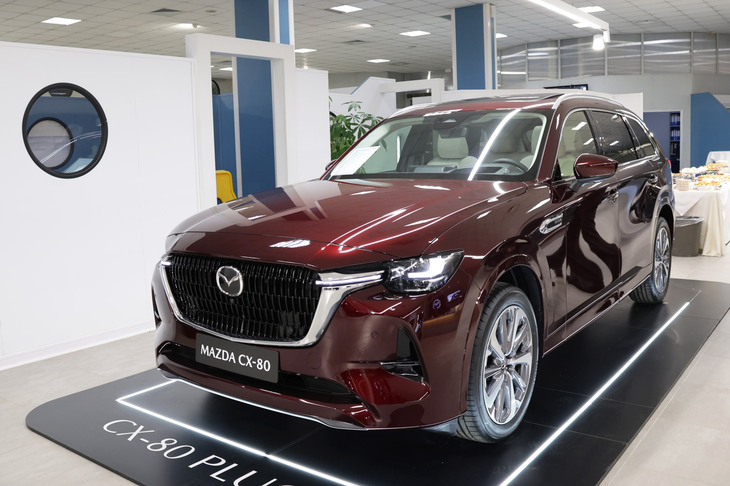 イタリア中部、シエナ県モンテリッジョーニのマツダ販売店「スーペルアウト」に展示された「CX-80」。2024年12月6日撮影。