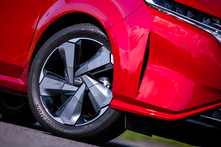 切削加工の上に樹脂パーツで加飾を施した17インチアルミホイールを専用アイテムとして標準装備。今回の試乗車には205/50R17サイズの「ブリヂストン・トランザT005 A」タイヤが組み合わされていた。