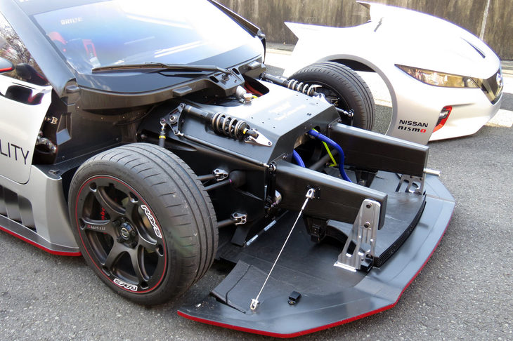 サブフレームはCFRP製で、これにより初代より25％の軽量化を実現しているという。