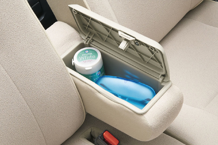 フロントのセンターアームレストにも収納スペースが確保される。