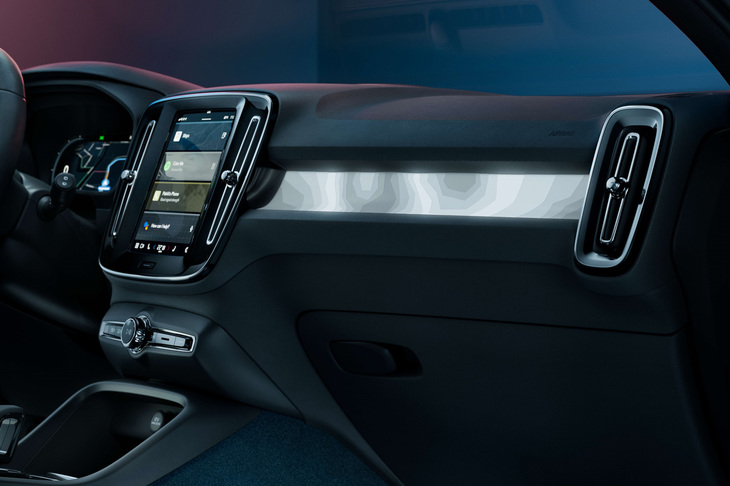 「C40リチャージ」のダッシュボード。ボルボ車でおなじみの縦型センターディスプレイが採用されている。