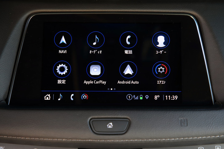 インフォテインメントシステムの「CUE（キャデラック・ユーザー・エクスペリエンス）」は、ご覧の通りしっかり日本語に対応。ゼンリン製の通信ナビゲーションシステムも標準装備される。