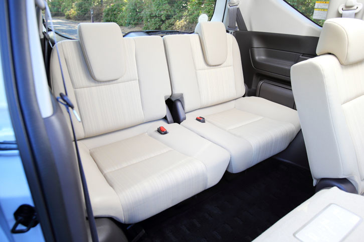 3列目シートは横幅が十分に取られており、大人2人が余裕をもって座ることができる。