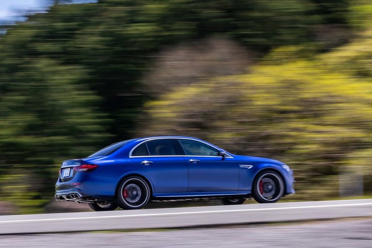 試乗車のボディーカラーはAMGモデル専用のマットカラー「ブリリアントブルーマグノ」。