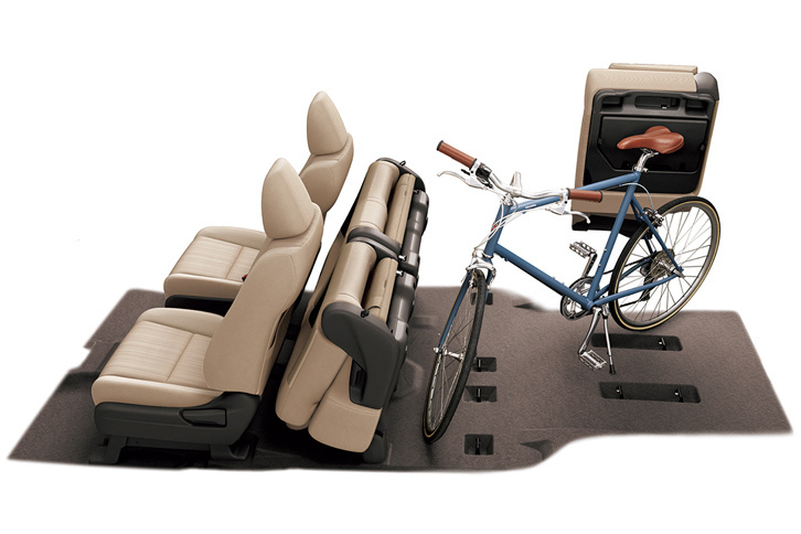 「フリード」のシートレイアウトは2列目キャプテンシートの6人乗りと、2列目ベンチシートの7人乗りの2種類。後者の2列目シートにはタンブルフォールディング式の可倒機構が備わる。