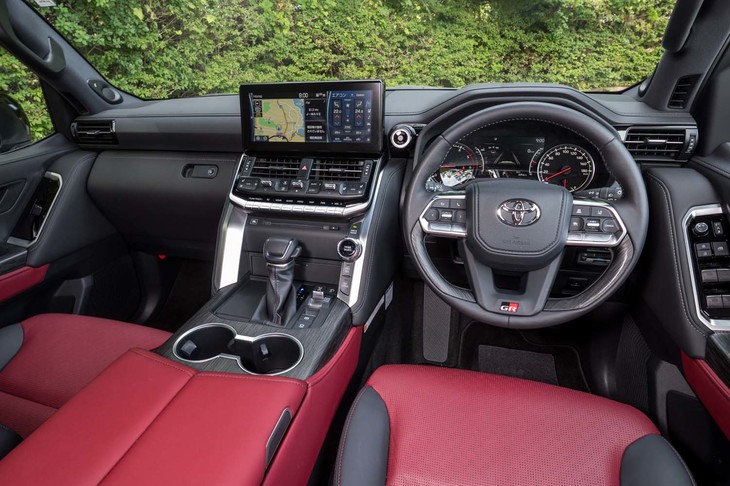 車両感覚がつかみやすいよう、ダッシュボードは水平基調を重視している。センターコンソール周辺にはメカニカルなスイッチ類がこれでもかと並んでいる。