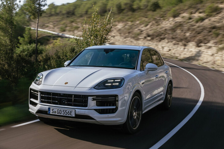マーケットの幅広い要望に応える商品構成を展開するポルシェ。「カイエン エレクトリック」のデビュー後も、既存の純エンジン車やプラグインハイブリッド車は併売されることとなる。