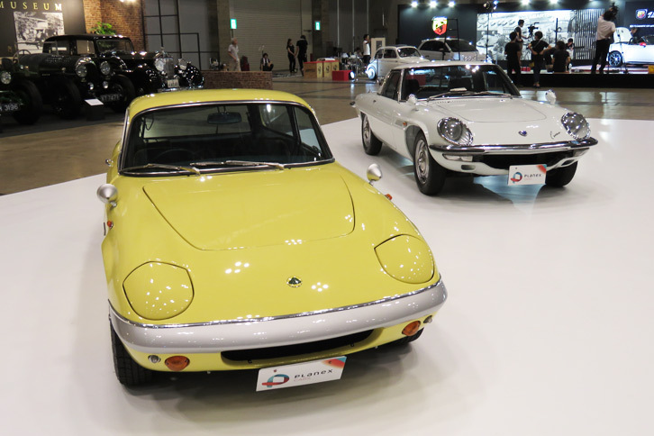 「ロータス・エラン エステート」（手前）と「マツダ・コスモスポーツ」（奥）。