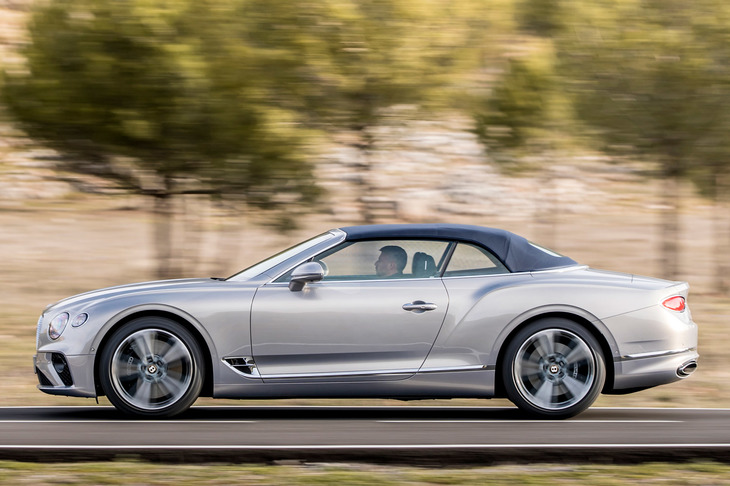 外装色は標準カラーパレットのものだけでも17色あり、オプションを含めると最大70色から選択可能。ソフトトップにも7種類の色が用意されている。