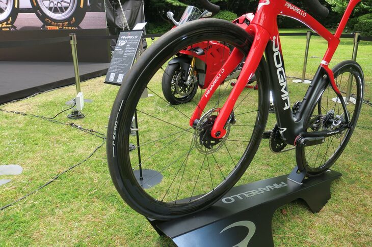 「ドグマF」に装着された「Pゼロ レース」。自転車に疎いリポーターは、「自転車用のタイヤでも、スポーティーな製品は『Pゼロ』という名前なのか」と不思議に思ってしまった。なぜなら……。