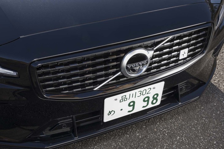 バンパーやフロントグリルは「T8ポールスターエンジニアード」専用のブラック仕立て。