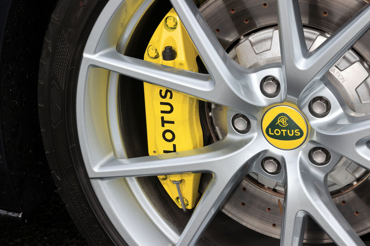 ブレーキには前後ともにAPレーシング製の4ポッドアルミ合金製キャリパーと2ピースクロスドリルドベンチレーテッドディスクを採用。ディスクの大きさは、前が370mm、後ろが350mmだ。