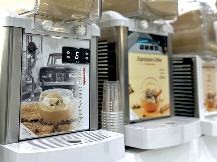 業務用食品製造会社エミデア・フード&ドリンクスのブースに置かれたエスプレッソムースのサーバー。「アルファ・ロメオ・ジュリア スーパー」の後ろ姿は、よき時代のイタリアを象徴するアイコンである。