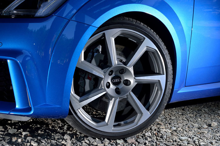 アルミホイールのサイズは、標準で19インチ。テスト車には、7スポークローターデザインの20インチホイール（写真）が装着されていた。