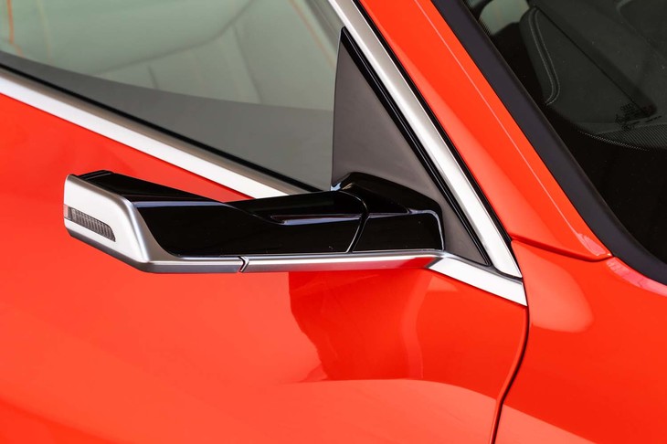 従来のサイドミラーに代わり、高解像度カメラを使って後側方の視界を確保する「バーチャルエクステリアミラー」。26万円のオプションとして設定される。