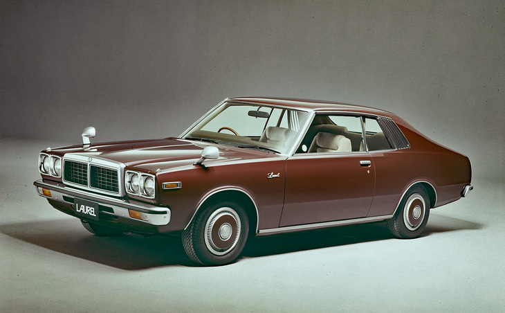 1977年「ローレル 2ドアハードトップ2000SGL-E」。2ドアと4ドア双方のハードトップが存在したのは、歴代モデルの中で3代目だけ。ボディー同色のホイールキャップは、当時の日産車の高級グレードの証し。