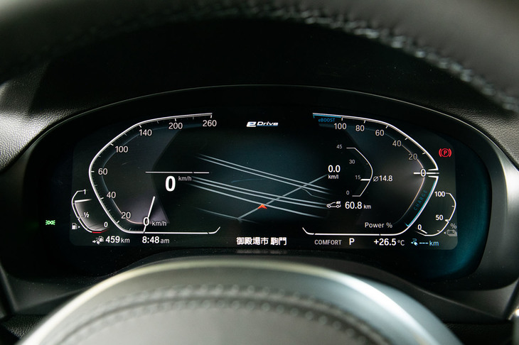 メーターパネルはフルデジタルで、画面の右側がパワーフローメーターとなっているほか、右端にはバッテリー残量やEV走行可能距離も表示される。