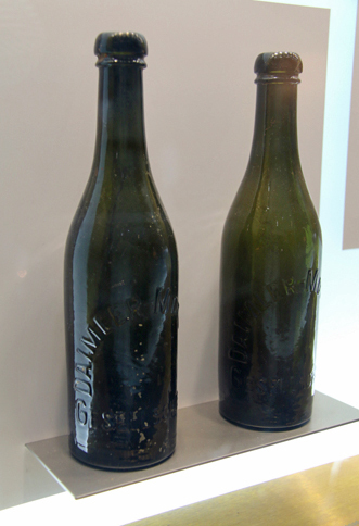 ダイムラーが製造していた清涼飲料の瓶（1905年）。表面に社名が記されている。