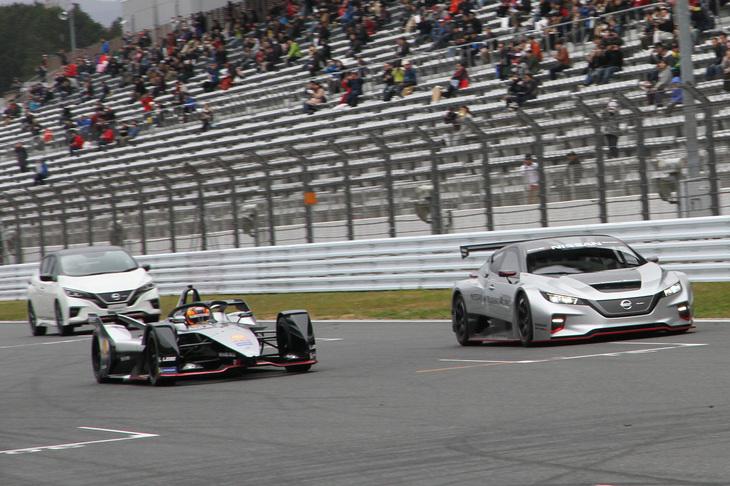 最後は2台の「リーフ」を加えた5台のEVがホームストレートを走行。風切り音とタイヤのスキール音、そしてわずかなモーター音のみが響く、新時代のデモランは終了した。