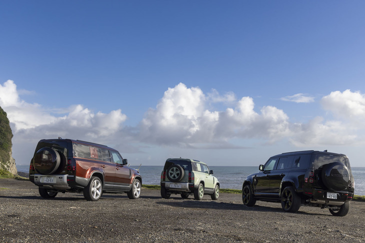 多彩なボディーカラーとアクセサリー、オプションアイテムが用意され、さらにはファンの心をくすぐる特別仕様車がしばしば設定されるのも「ディフェンダー」の特徴。今回ロングドライブに連れ出した車両もボディーカラーやホイール、外装のディテールなどが三者三様であった。