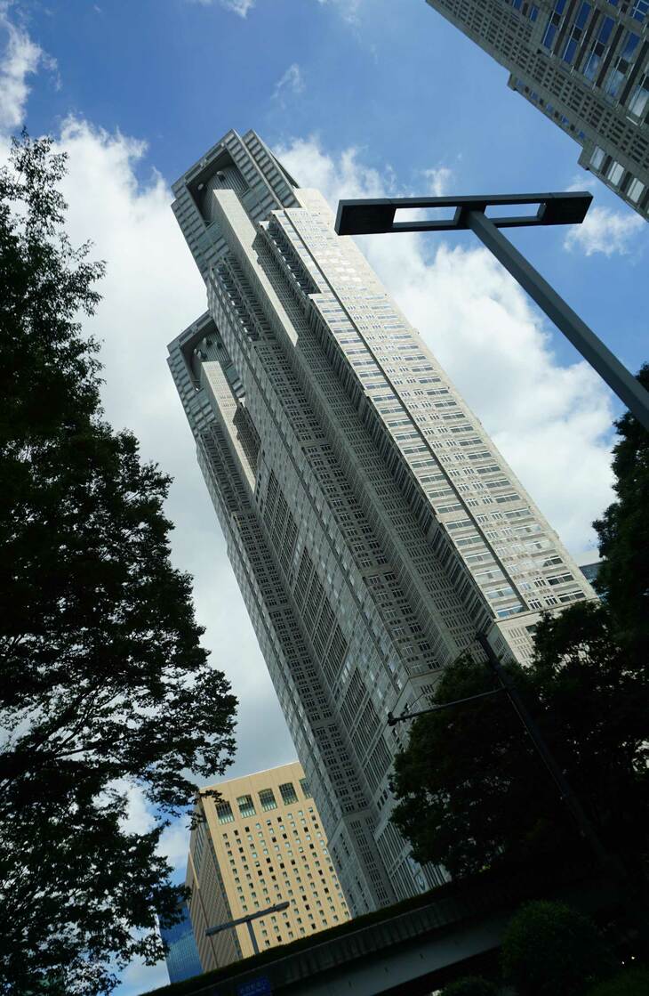 日本を代表する建築家、丹下健三氏が設計した西新宿の都庁本庁舎。その高さは243mで、東京の顔と呼ぶにふさわしい威厳を感じる。