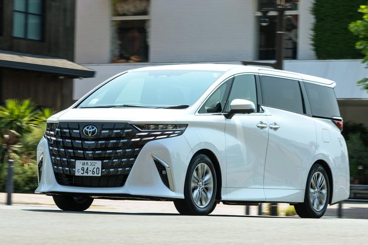 斜め前から見た際の、ボディーのシルエットとタイヤの相関に注目。シルエットのラインがほとんどタイヤの方向へと収束していないのがわかる。（写真：山本佳吾）