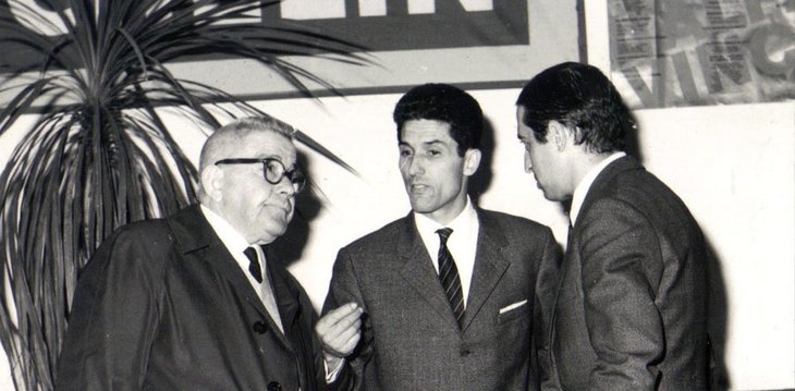 アレッサンドロ氏の曽祖父で、販売店を設立したカミッロ・ヴァンノッチ氏（写真左）。