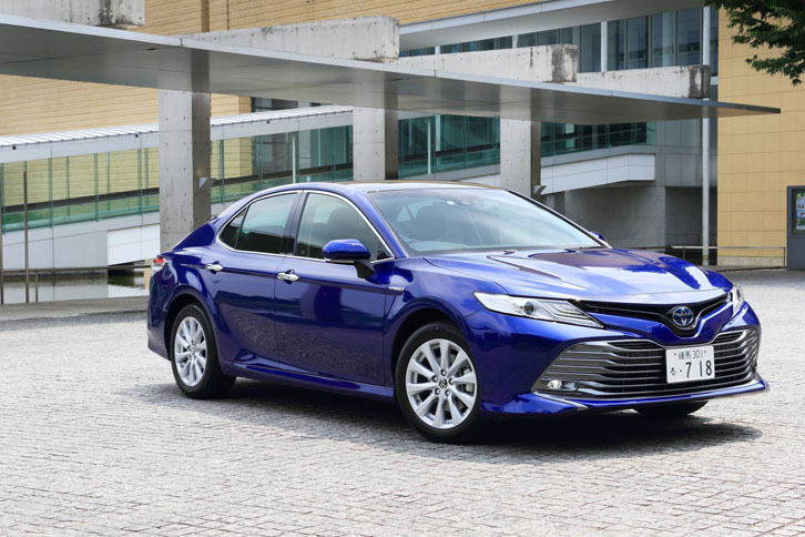 ボディーカラーは、写真のダークブルーマイカメタリックを含む全7色が用意される。