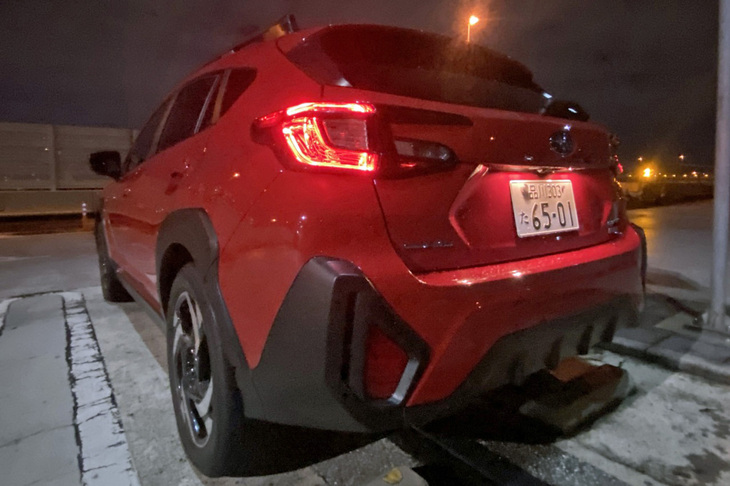 東京・杉並の路地をフツーに流して、首都高・辰巳PAに到着。住宅街をゆるゆる流したときのパワートレインはトヨタのハイブリッドシステムそのものといった印象で、それと同時に足まわりの感触がとても良かった。マイルドハイブリッドを搭載する素の「クロストレック」よりもこちらのほうが若干引き締まっていて、カーマニア的にはちょうどいい。