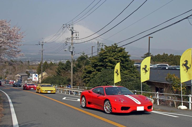 御殿場インターから国道138号線へとフェラーリが1台、また1台とやってきた。朝方は「フェラーリ・ブランチ」の開催を祝福するように富士山も姿を見せた。