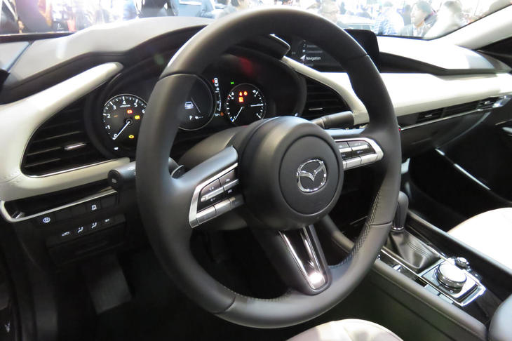 マツダ3セダン（ステアリングホイール）