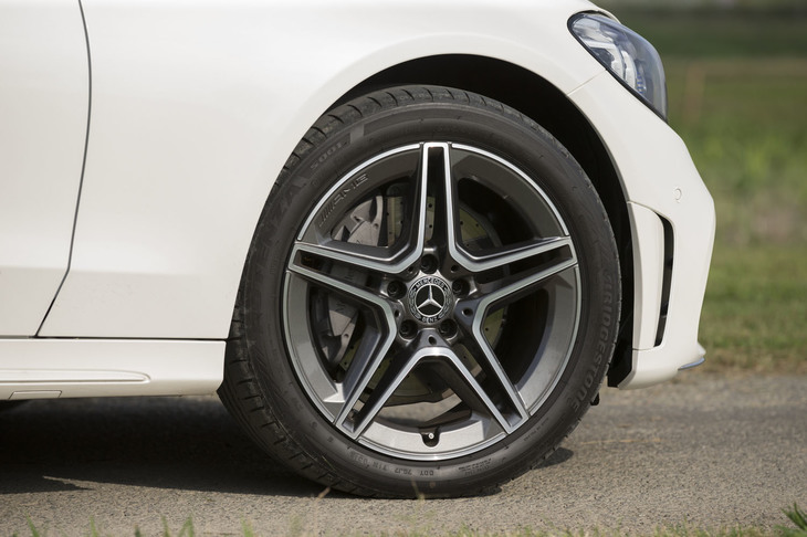 テスト車のタイヤサイズは、フロント225/45R18、リア245/40R18。「AMGライン」の装着によって前後とも標準車よりも1インチアップしていた。