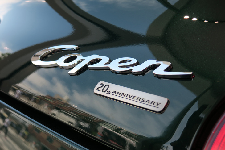 リアに装着された「Copen」のロゴと「20th ANNIVERSARY」のバッジ。「Copen」のロゴはブロック体で書かれた現行型のものではなく、初代コペンのそれを復刻したものだ。