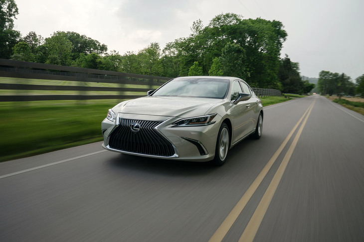 世界トップレベルの先進安全技術となる第2世代の「Lexus Safety System+」を搭載し、高度運転支援機能の「Lexus CoDrive」を含む予防安全パッケージでドライバーの負担軽減を目指した。