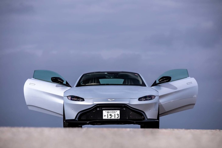 斜め上方に開くドアを、アストンマーティンではスワンウイングドアと呼ぶ。新型ヴァンテージでも、同様の形式を採用している。