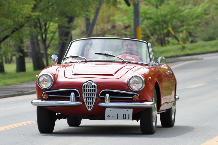 「ジュリア スパイダー」。1955年に「ジュリエッタ スパイダー」として誕生したモデルの最終発展型で、1.6リッターエンジンを搭載。ボディーはピニンファリーナ製。