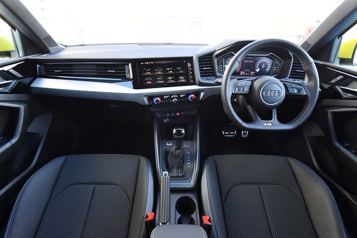 直線基調の内装デザインは、基本的に「A1スポーツバック」のものと変わらない。ドライバー側に向かって角度のついたセンターコンソールが特徴的。