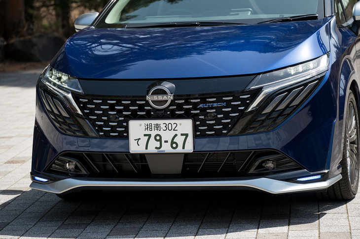 フロントにはドットパターンのグリルを装備。海面のエレガントなきらめきを表現している。