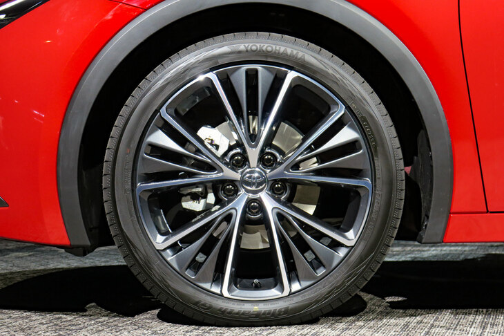 スポーティーなキャラクターを強調するべく、上級グレードには19インチの大径ホイールが装着される。