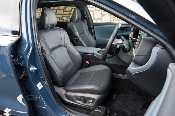 シート表皮は本革で、前席にはヒーター、ベンチレーションとも完備。助手席にハイトコントロールが備わらないのは「クロスオーバー」「スポーツ」と同じ。