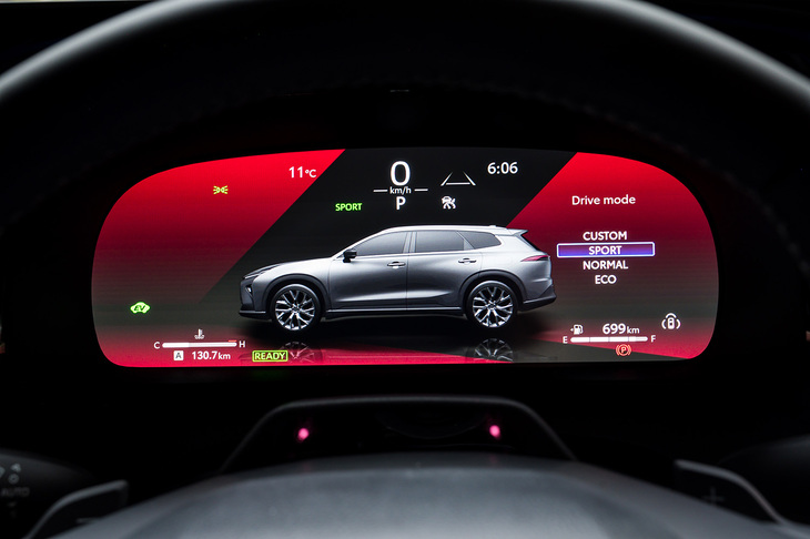 ドライブモード変更時にはメーター上に車両のサイドビューが大写しになる。イラストが大きいだけに実際のボディーカラーとそろえてほしい。