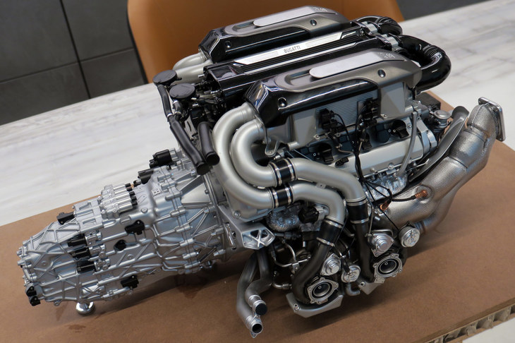 「ブガッティ・シロン」に搭載される、8リッターW16クワッドターボエンジンの模型。
