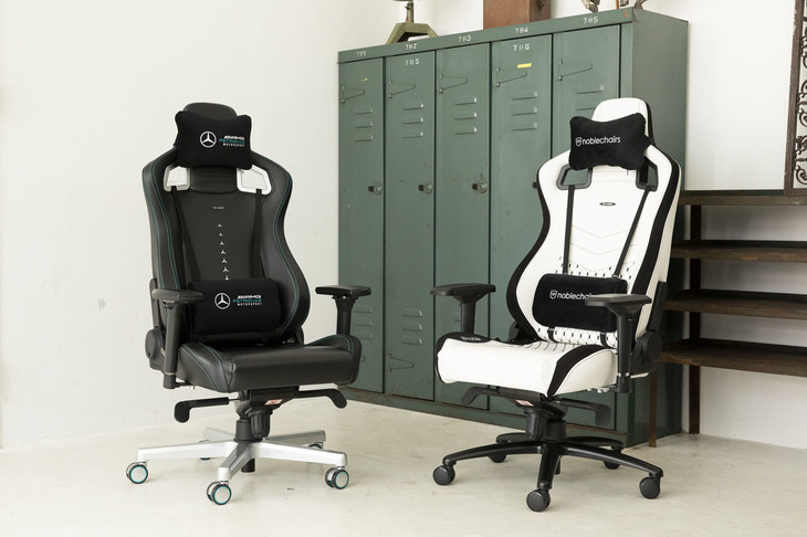 【EPICシリーズ】
	付属のネックピローとランバーサポートを装着した「EPIC Mercedes-AMG Petronas Motorsport Edition（エピック メルセデスAMGペトロナス モータースポーツ  エディション）」（左）と、同じく付属のネックピローとランバーサポートを装着したエピックの「Premium White（プレミアムホワイト）」（右）。