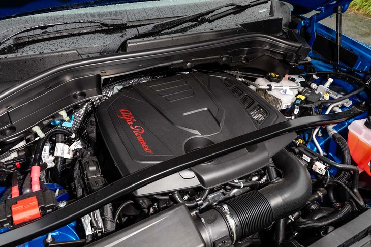 「ステルヴィオ2.0ターボQ4ヴェローチェ」の2リッター直4ガソリンエンジンは、レスポンスのよさと官能的なエンジンサウンドがセリングポイント。エンジンルームを左右に横切るストラットタワーバーは標準装備のアイテムだ。