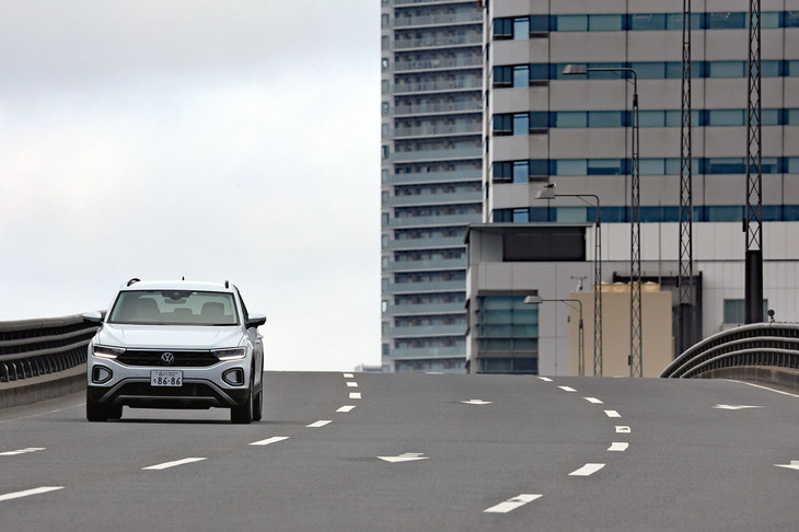 下道ではストレスのない操舵応答性に加え、路面との“あたり”が優しく、かつヨレ感や腰砕け感のない乗り心地も好印象だった。