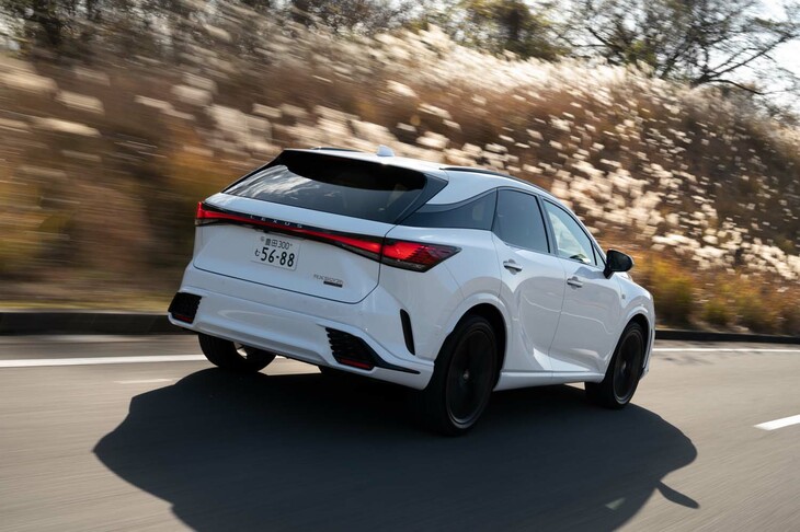 足まわりはフロントがストラットでリアがマルチリンク。減衰力可変ダンパー「AVS」を標準装備する。