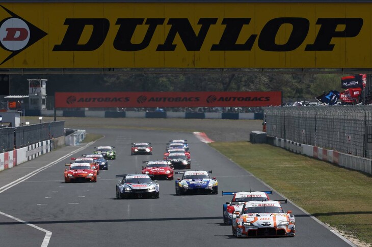 GT500クラスのスタートシーン。ポールポジションの36号車は、そのまま快走。トップでフィニッシュした。