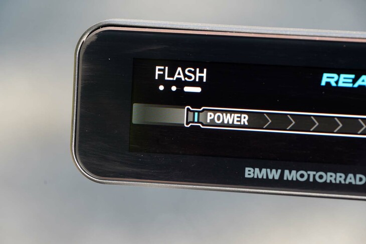 走行モードは「Flow」「Surf」「Flash」の3種類。FlowおよびFlashモードでは、ブレーキング時や下り坂の走行時などに回生ブレーキが働く。