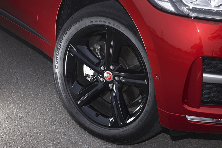 「35t Rスポーツ」のホイールは、標準で19インチ。テスト車には、「Blade」と名付けられたグロスブラック仕上げの20インチホイールが装着されていた。