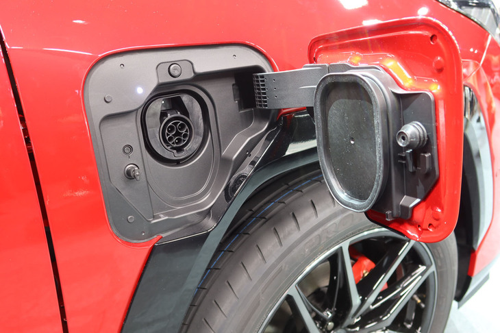 トヨタRAV4 GRスポーツ（普通充電の給電口）